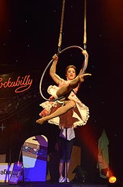 Marie-Ann im Luftring bei Rockabilly im GOP Varieté München (©Foto: Ingrid Grossmann)